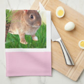 Klassischer Osterhase und Weihnachtskorb / Rosa Geschirrtuch (Viertel Falte)