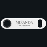 Klassischer Personalisierter Name der Bridesmaid Speed Flaschenöffner<br><div class="desc">Personalisierter Name von Bridesmaid Dieses Design zeichnet sich durch den Namen und den Titel der personalisierten Brautjungfrau im klassischen Serif-Schriftart-Stil auf weißem Hintergrund aus. Auch perfekt für die Trauzeugin,  Mutter der Braut und mehr.</div>