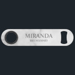 Klassischer Personalisierter Name der Bridesmaid Speed Flaschenöffner<br><div class="desc">Personalisierter Name von Bridesmaid Dieses Design zeichnet sich durch den Namen und den Titel der personalisierten Brautjungfrau im klassischen Serif-Schriftart-Stil auf weißem Marmorboden aus. Auch perfekt für die Trauzeugin, Mutter der Braut und mehr. Bitte beachten Sie: Die Marmordetails werden im Kunstwerk simuliert. Bei der Herstellung dieses Produktes wird kein Marmor...</div>