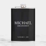 Klassischer Personalisierter Trauzeuge Flachmann<br><div class="desc">Klassische Geschenke mit Personalisiertem Trauzeuge,  die den Namen,  den Titel und das Hochzeitsdatum des personalisierten Trauzeugen in einem klassischen,  weißen Serif-Schriftart auf schwarzem Hintergrund darstellen. Auch perfekt für Trauzeuge,  Vater der Braut und mehr.</div>