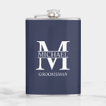 Klassischer Personalisierter Trauzeuge Flachmann<br><div class="desc">Klassische Geschenke für Personalisierte Trauzeuge mit dem Monogramm und dem Namen des personalisierten Trauzeugen,  mit dem Titel im klassischen,  weißen Serif-Schriftart-Stil auf marinebasischem Hintergrund. Auch perfekt für Trauzeuge,  Vater der Braut und mehr.</div>