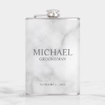 Klassischer Personalisierter Trauzeuge Flachmann<br><div class="desc">Klassische Geschenke mit Personalisiertem Trauzeuge, die den Namen, den Titel und das Hochzeitsdatum des personalisierten Trauzeugen in einem klassischen, grauen Serif-Schriftart auf weißem Marmorhintergrund darstellen. Auch perfekt für Trauzeuge, Vater der Braut und mehr. Bitte beachten Sie: Die Marmordetails werden im Kunstwerk simuliert. Bei der Herstellung dieses Produktes wird kein Marmor...</div>