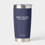 Klassischer Personalisierter Trauzeuge Thermobecher<br><div class="desc">Klassische Geschenke mit Personalisiertem Trauzeuge,  die den Namen,  den Titel und das Hochzeitsdatum des personalisierten Trauzeugen im klassischen,  weißen Serif-Schriftart-Stil auf marinebasischem Hintergrund enthalten. Auch perfekt für Trauzeuge,  Vater der Braut und mehr.</div>