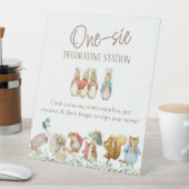 Klassischer Peter der Rabbit Baby Anzug dekoriert Sockelschild (In Situ)