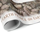 Klassischer Pine Cone Weltfrieden Geschenkpapier (Rolleneckpunkt)