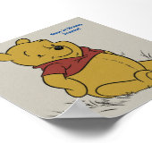 Klassischer Pooh-Bär sitzt und lächelt mit Blase Poster (Ecke)