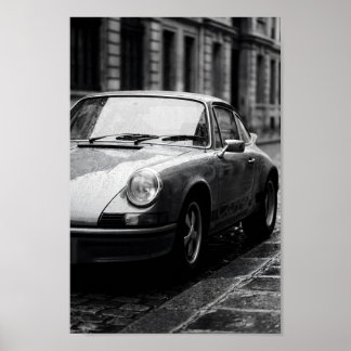 Klassischer Porsche 911 auf regennasser Straße Poster