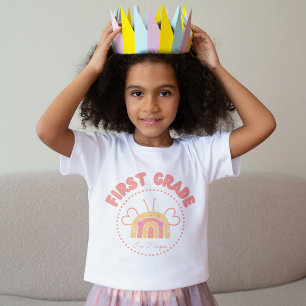 Klassischer Regenbogen erster Klasse — Name hinzuf T-Shirt