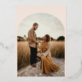 Klassischer Rosa-Monogramm-Hochzeitsbogen Folieneinladung (Rückseite)