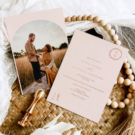 Klassischer Rosa-Monogramm-Hochzeitsbogen Folieneinladung