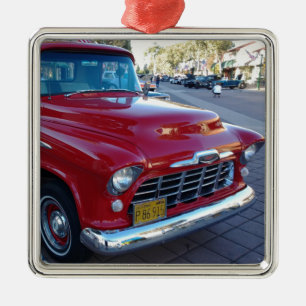 Klassischer roter Chevy Pick-Up Truck auf einer Au Silbernes Ornament
