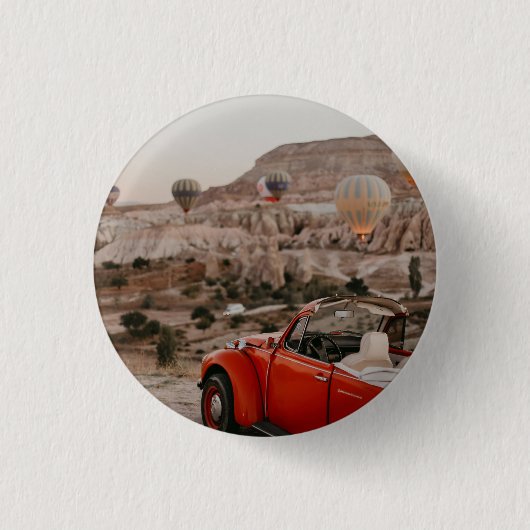 Klassischer roter Oldtimer beim Beobachten von Hei Button (Vorderseite)