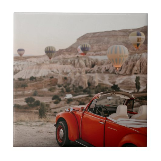 Klassischer roter Oldtimer beim Beobachten von Hei Fliese (Vorderseite)