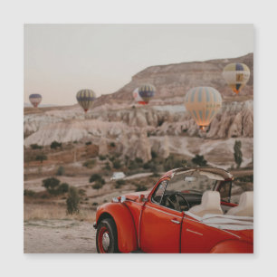 Klassischer roter Oldtimer beim Beobachten von Hei Magnetkarte