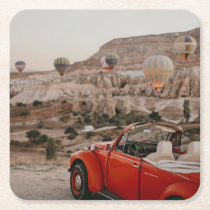 Klassischer roter Oldtimer beim Beobachten von Hei Rechteckiger Pappuntersetzer