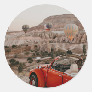 Klassischer roter Oldtimer beim Beobachten von Hei Runder Aufkleber