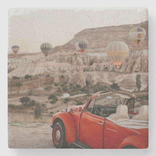 Klassischer roter Oldtimer beim Beobachten von Hei Steinuntersetzer (Vorderseite)