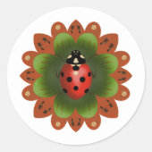 Klassischer Rundaufkleber mit Ladybug auf rot & gr Runder Aufkleber (Vorderseite)