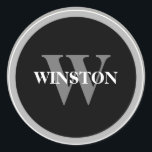 Klassischer Schwarz-Weiß-Serif-Schriftart für Mono Runder Aufkleber<br><div class="desc">Fügen Sie Ihrer Schreibwaren, Geschenke oder Eventdekoration eine zeitlose Touch mit unserem "Monogram Classic Black and White Serif Schriftart Classic Round Sticker" hinzu. Dieser elegante Aufkleber ist die perfekte Möglichkeit, um Gegenstände mit Ihrem einzigartigen Monogramm zu personalisieren. Er verwendet einen klassischen Serif-Schriftart, der Eleganz und Stil ausstrahlt. Das Design des...</div>