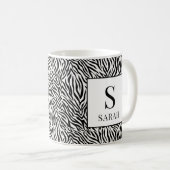 Klassischer Schwarz-Weiß-Zebra-Monogramm-Becher Kaffeetasse (VorderseiteRechts)