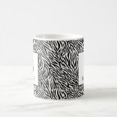 Klassischer Schwarz-Weiß-Zebra-Monogramm-Becher Kaffeetasse (Mittel)