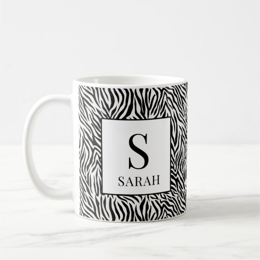 Klassischer Schwarz-Weiß-Zebra-Monogramm-Becher Kaffeetasse (Links)