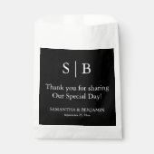 Klassischer Schwarz-weißer Monogramm-Gastgeschenk  Geschenktütchen (Vorderseite)
