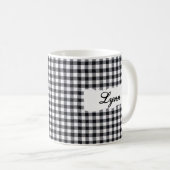 Klassischer schwarzer Gingham mit personalisiertem Kaffeetasse (VorderseiteRechts)