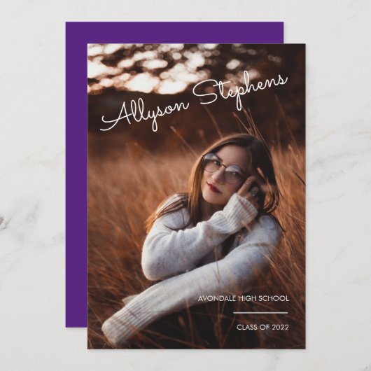 Klassischer Script White Text Foto Lila Abschluss Ankündigung (Vorne/Hinten)