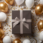 Klassischer Stapel: Dunkelbraune Papierrolle Geschenkpapier