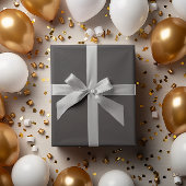 Klassischer Stapel: Dunkelgraue Papierrolle Geschenkpapier