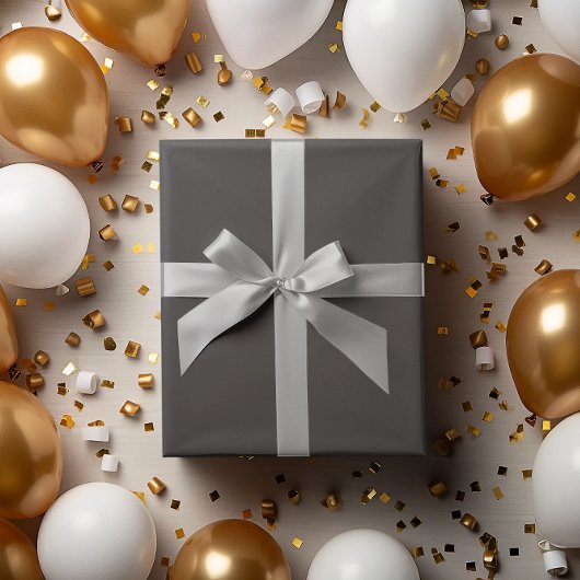 Klassischer Stapel: Dunkelgraue Papierrolle Geschenkpapier