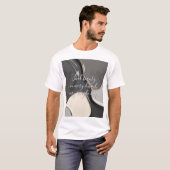 Klassischer T - Shirt in abstrakter Grafik (Vorne ganz)