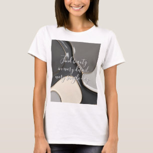 Klassischer T - Shirt in abstrakter Grafik