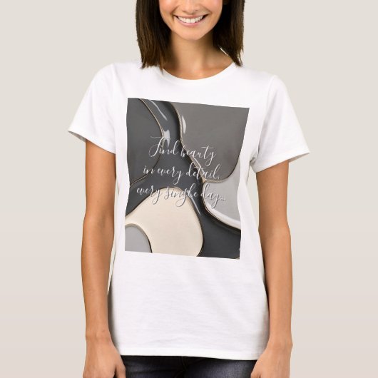 Klassischer T - Shirt in abstrakter Grafik (Vorderseite)