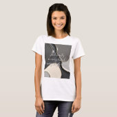 Klassischer T - Shirt in abstrakter Grafik (Vorne ganz)