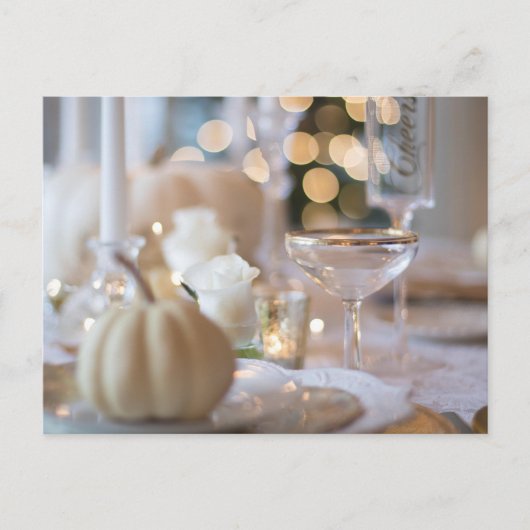 Klassischer Tisch mit Extravaganter Platzierung Postkarte (Vorderseite)