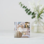 Klassischer Tisch mit Extravaganter Platzierung Quadratische Visitenkarte (Stehend Vorderseite)