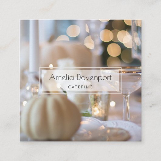 Klassischer Tisch mit Extravaganter Platzierung Quadratische Visitenkarte (Vorderseite)