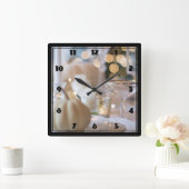 Klassischer Tisch mit Extravaganter Platzierung Quadratische Wanduhr (Zuhause)