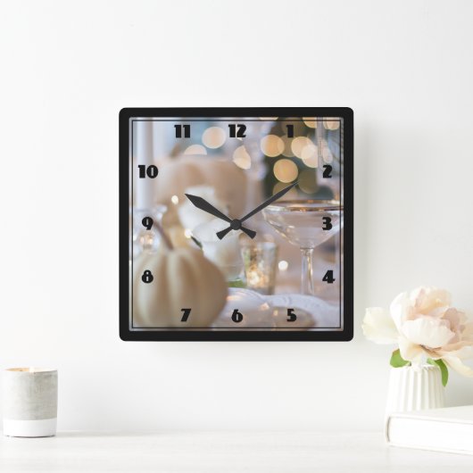 Klassischer Tisch mit Extravaganter Platzierung Quadratische Wanduhr (Zuhause)