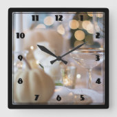 Klassischer Tisch mit Extravaganter Platzierung Quadratische Wanduhr (Vorderseite)