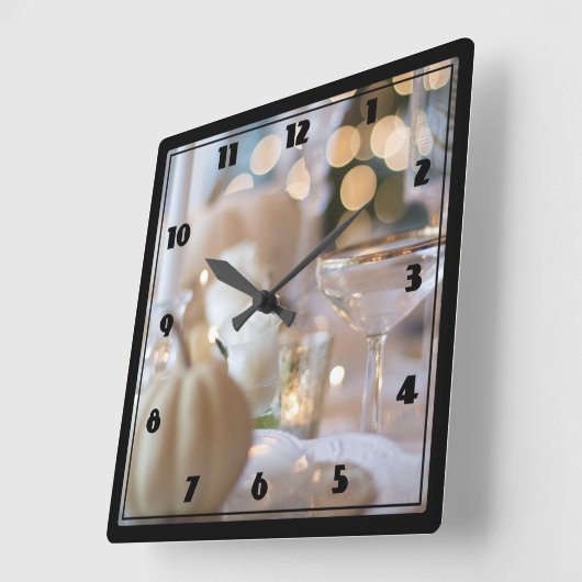 Klassischer Tisch mit Extravaganter Platzierung Quadratische Wanduhr (Winkel)