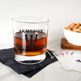 Klassischer Trauzeuge im schwarzen Smoking Whiskyglas