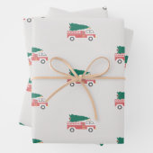 Klassischer Weihnachtsbaum auf einem Feuerwehrfahr Geschenkpapier Set (Beispiel)