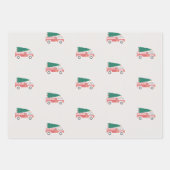 Klassischer Weihnachtsbaum auf einem Feuerwehrfahr Geschenkpapier Set (Vorderseite)