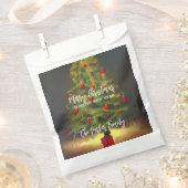 Klassischer Weihnachtsbaum mit roten Ballen auf du Geschenktütchen (Ausgeschnitten)