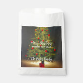 Klassischer Weihnachtsbaum mit roten Ballen auf du Geschenktütchen (Vorderseite)