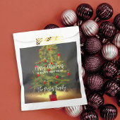 Klassischer Weihnachtsbaum mit roten Ballen auf du Geschenktütchen