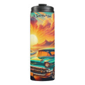 Klassisches Auto an einem tropischen Sonnenunterga Thermosbecher (Vorderseite)